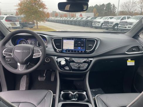 New 2026 Chrysler Pacifica Limited FWD image 24