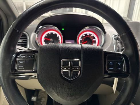 Used 2019 Dodge Grand Caravan SXT image 10