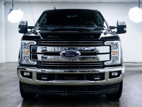 Used 2019 Ford F250 Lariat w/ Chrome Package image 2