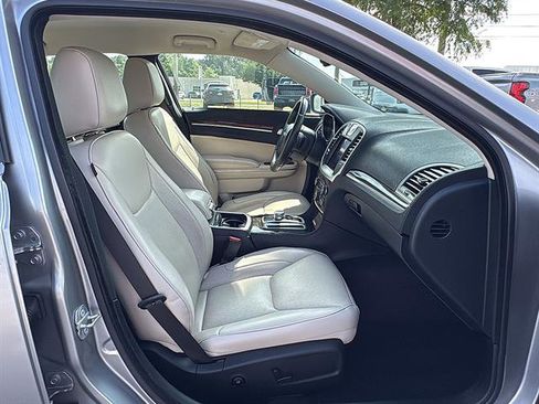 Used 2018 Chrysler 300 Limited RWD image 15