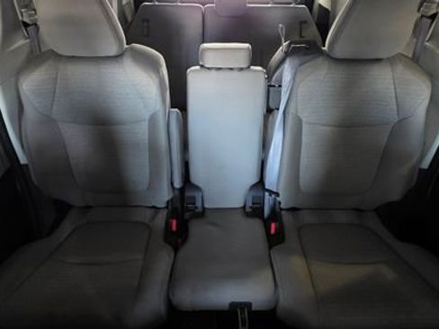 Used 2024 Toyota Sienna LE image 29