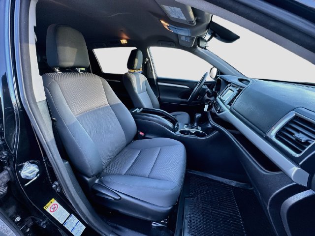 Used 2018 Toyota Highlander LE AWD/4WD image 28