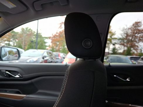 Certified 2023 GMC Acadia SLE w/ Driver Convenience Package image 17