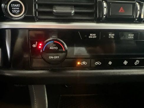 Used 2022 Nissan Pathfinder SV AWD/4WD image 32