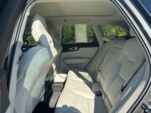 Used 2021 Volvo XC60 T5 Momentum w/ Premium Package image 16
