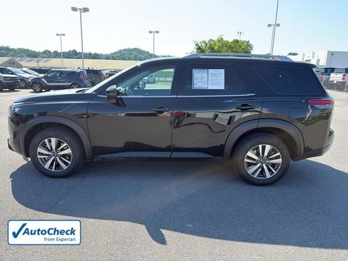 Used 2025 Nissan Pathfinder SL AWD/4WD image 2