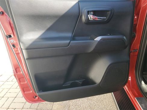 Used 2017 Toyota Tacoma TRD Off-Road image 33