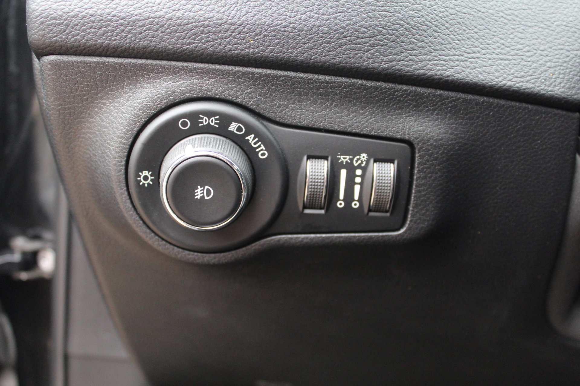 Used 2018 Jeep Compass Limited w/ Navigation Group AWD/4WD image 30