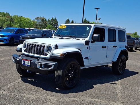 Used 2025 Jeep Wrangler Unlimited Sahara w/ Safety Group AWD/4WD image 6