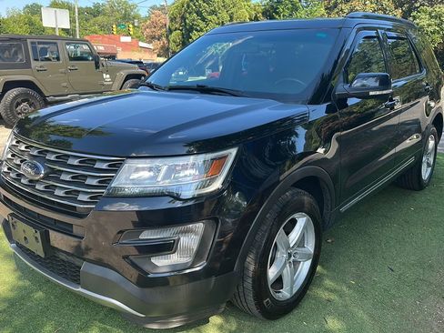 Used 2017 Ford Explorer XLT AWD/4WD image 3