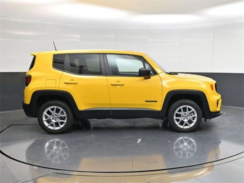 Used 2023 Jeep Renegade Latitude image 2