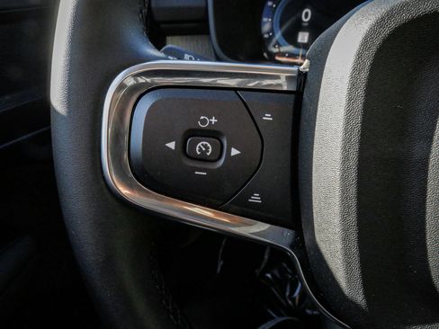 Used 2025 Volvo XC40 B5 Core image 19