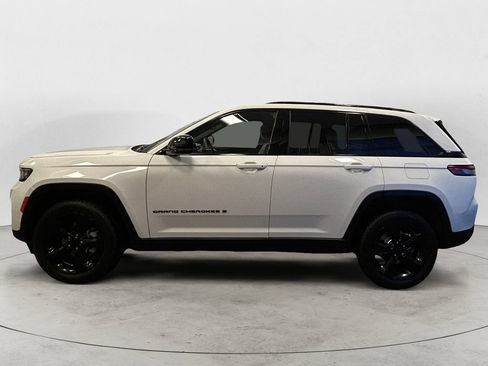Used 2023 Jeep Grand Cherokee Limited w/ Black Appearance Package AWD/4WD image 2