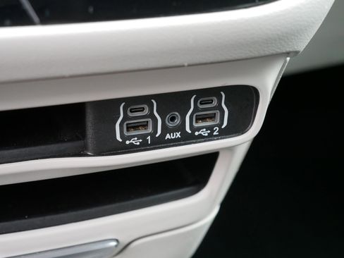 Certified 2024 Chrysler Pacifica Touring-L image 31