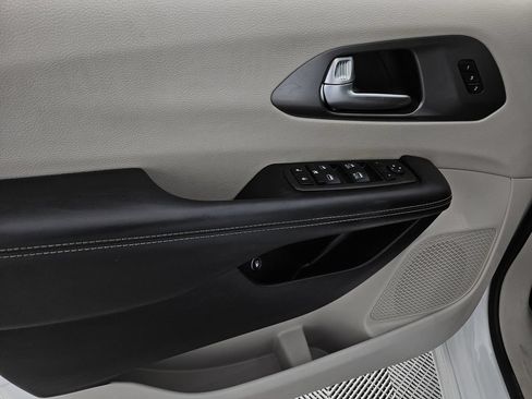 Used 2023 Chrysler Pacifica Touring-L FWD image 26