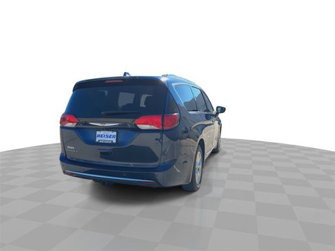 Used 2017 Chrysler Pacifica Touring-L Plus image 8