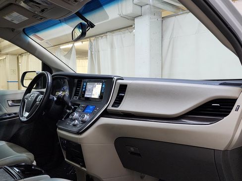 Used 2017 Toyota Sienna XLE Premium AWD/4WD image 23