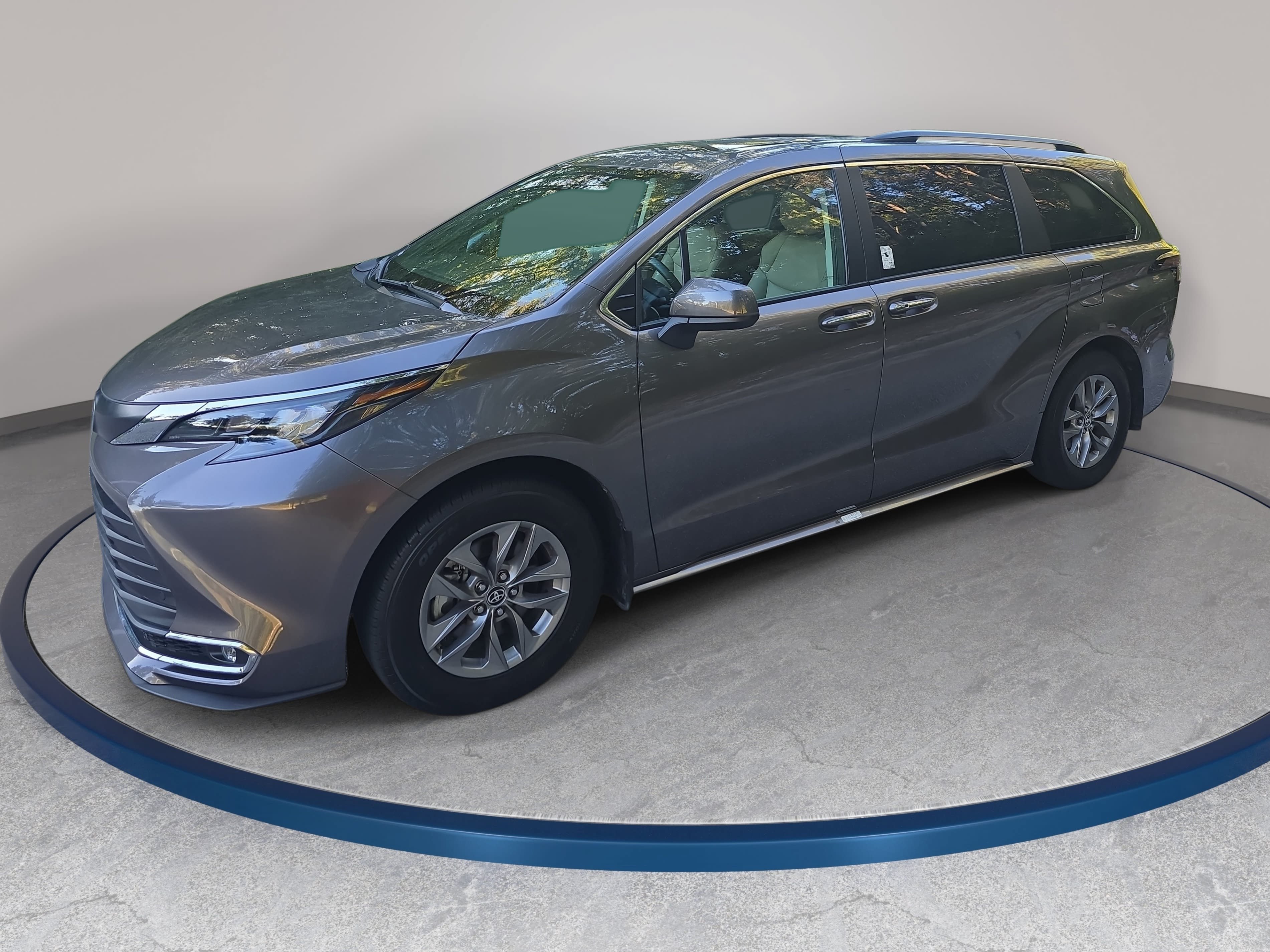 Used 2024 Toyota Sienna XLE FWD image 1