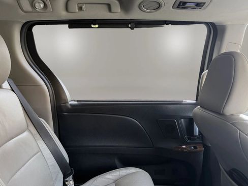 Used 2018 Toyota Sienna Limited Premium FWD image 34