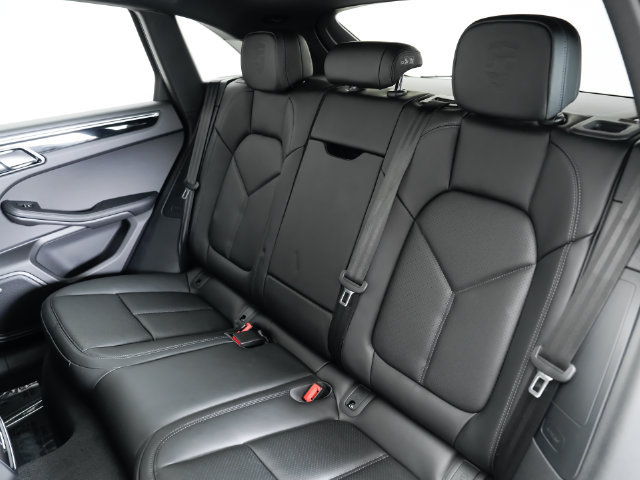 Certified 2026 Porsche Macan AWD/4WD image 27