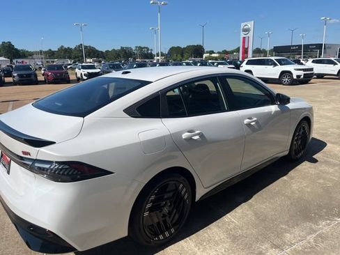 New 2026 Nissan Sentra SR w/ Floor Mat Package FWD image 4