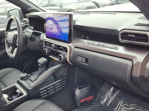 Used 2024 Toyota Tacoma TRD Sport image 30