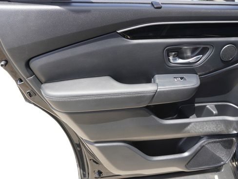 Used 2025 Honda Pilot Touring image 36