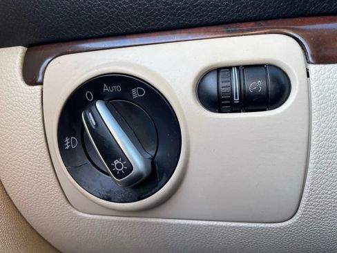 Used 2012 Volkswagen Eos Lux w/ Tech Pkg image 34