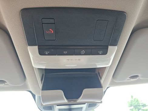 Used 2025 Nissan Rogue SV FWD image 40