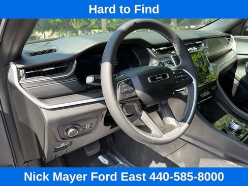 Used 2024 Jeep Grand Cherokee Laredo X AWD/4WD image 14