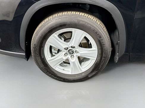 Used 2025 Toyota Highlander LE FWD image 38