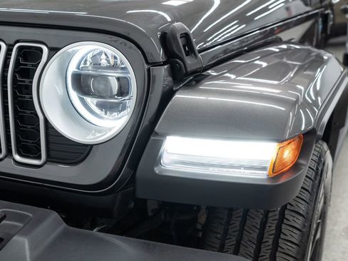 Used 2025 Jeep Wrangler Unlimited Sahara AWD/4WD image 36