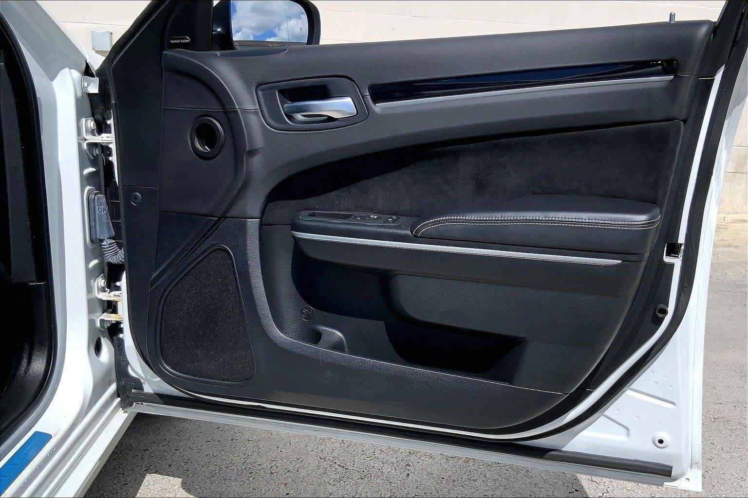 Used 2023 Chrysler 300 C RWD image 28