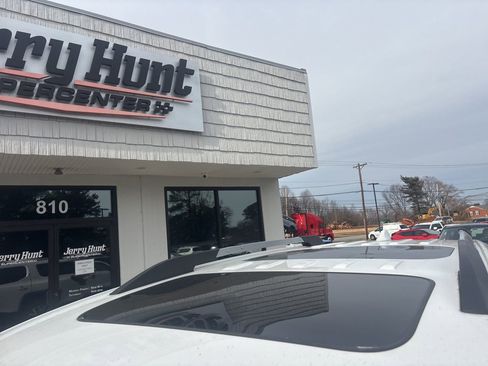 Used 2023 GMC Acadia SLE w/ Driver Convenience Package image 12