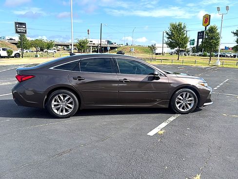 Used 2019 Toyota Avalon XLE w/ Moonroof Package FWD image 6
