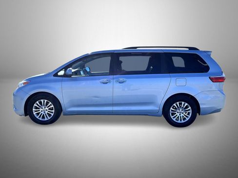 Used 2017 Toyota Sienna XLE image 8