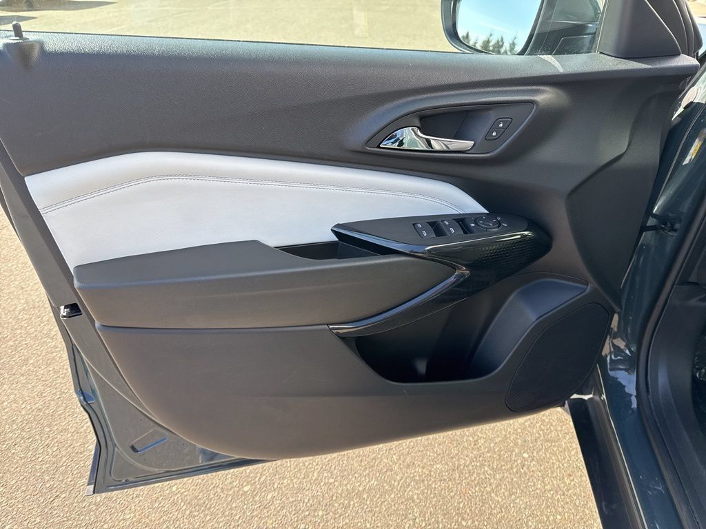 Used 2025 Chevrolet Trax LT FWD image 7