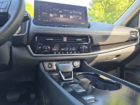 Used 2025 Nissan Rogue SL FWD image 36