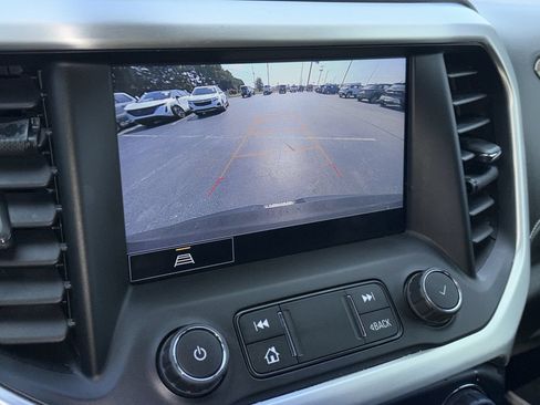 Used 2023 GMC Acadia SLE w/ Driver Convenience Package FWD image 4