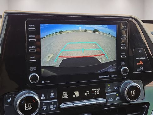 Used 2021 Toyota Highlander XLE AWD/4WD image 28