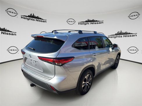Used 2023 Toyota Highlander XLE AWD/4WD image 5