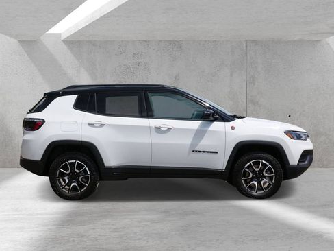 Used 2024 Jeep Compass Trailhawk AWD/4WD image 2