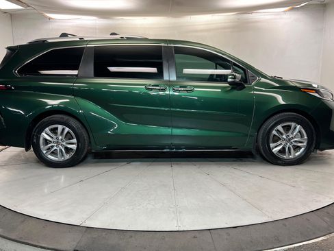 Used 2022 Toyota Sienna Limited FWD image 7