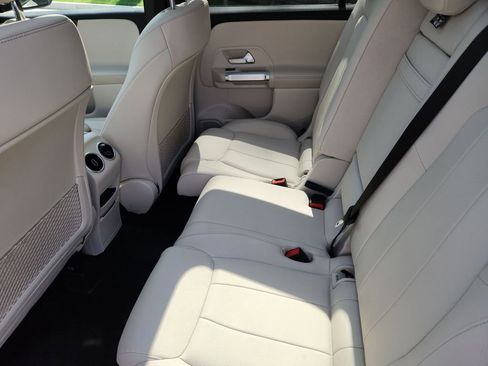 Used 2023 Mercedes-Benz GLB 250 4MATIC image 5