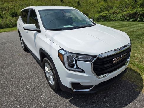 Used 2024 GMC Terrain SLE FWD image 3