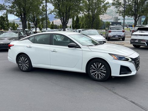 Used 2025 Nissan Altima 2.5 SV FWD image 5