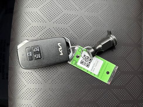 Certified 2024 Kia Carnival LX image 30