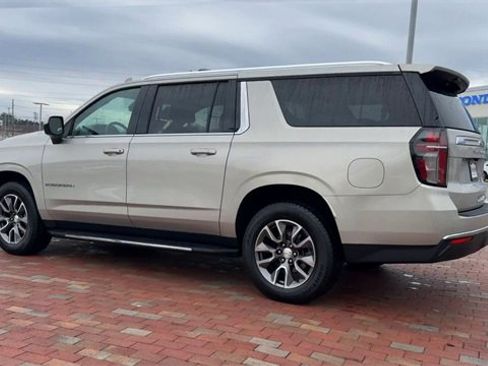 Used 2022 Chevrolet Suburban LT image 9