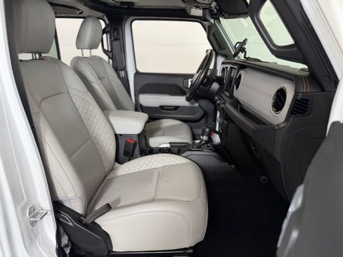 Certified 2021 Jeep Gladiator Overland image 38