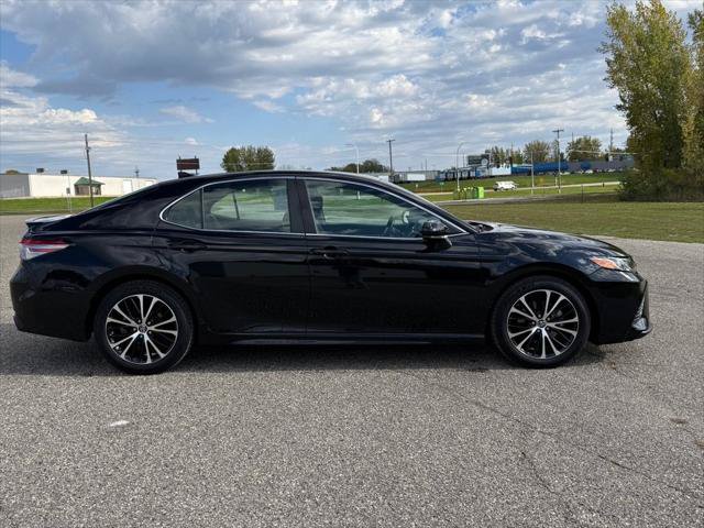Used 2019 Toyota Camry SE FWD image 3